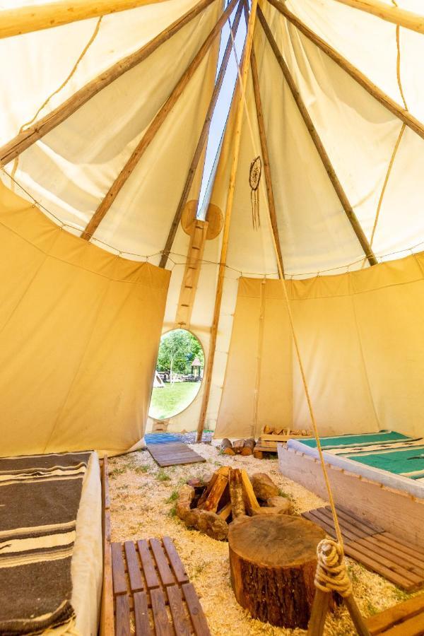 Hotel Les Tipis Du Bonheur De Vivre Brûlon Zewnętrze zdjęcie