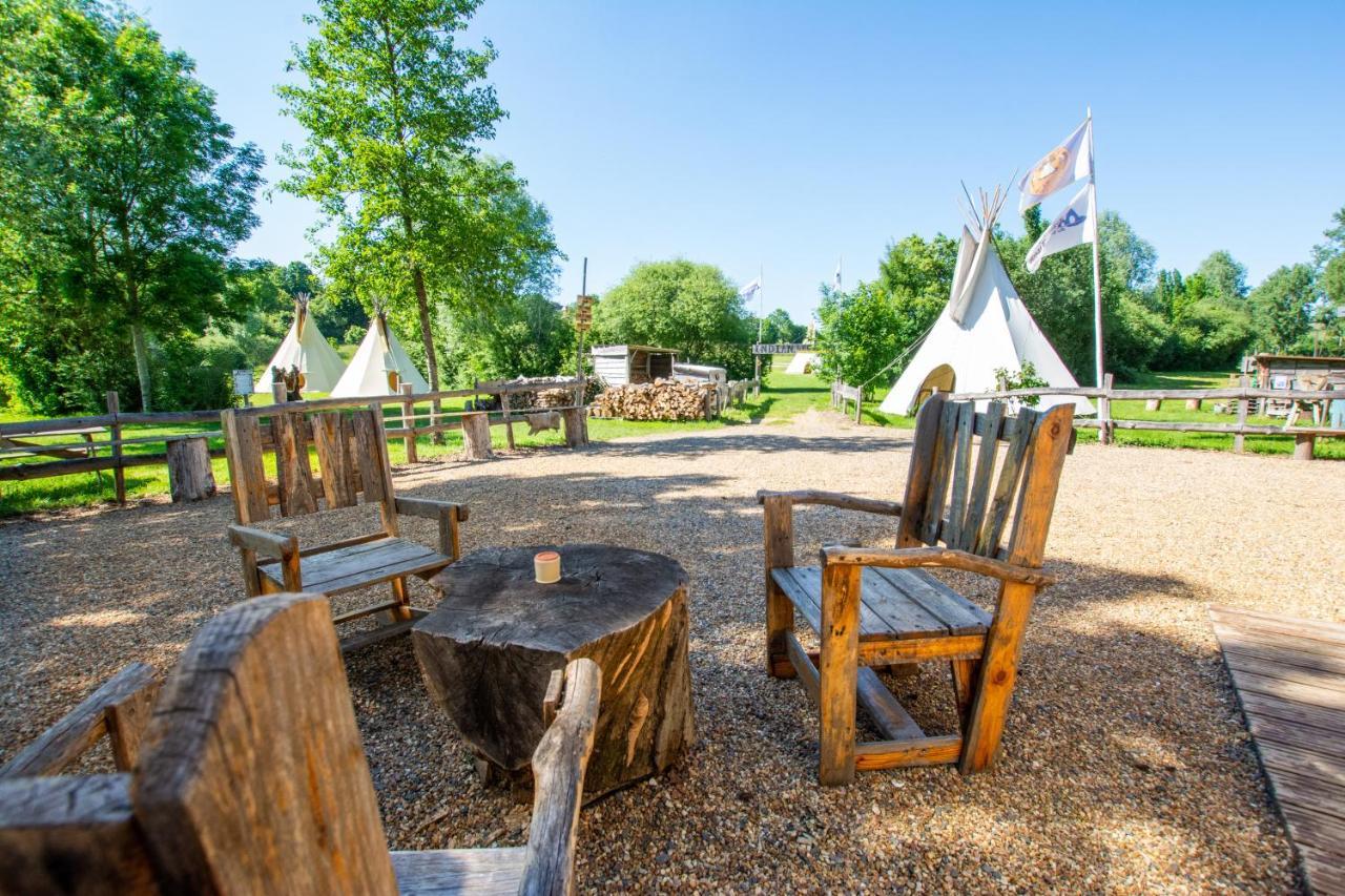 Hotel Les Tipis Du Bonheur De Vivre Brûlon Zewnętrze zdjęcie