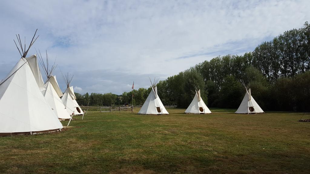 Hotel Les Tipis Du Bonheur De Vivre Brûlon Zewnętrze zdjęcie