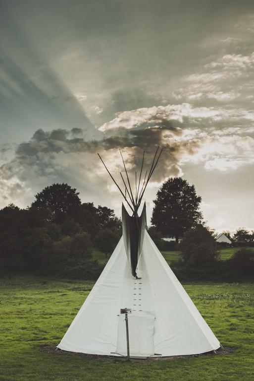 Hotel Les Tipis Du Bonheur De Vivre Brûlon Zewnętrze zdjęcie