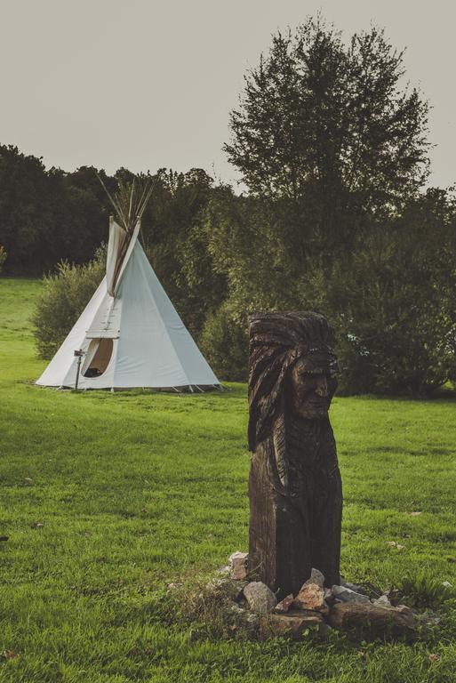Hotel Les Tipis Du Bonheur De Vivre Brûlon Zewnętrze zdjęcie