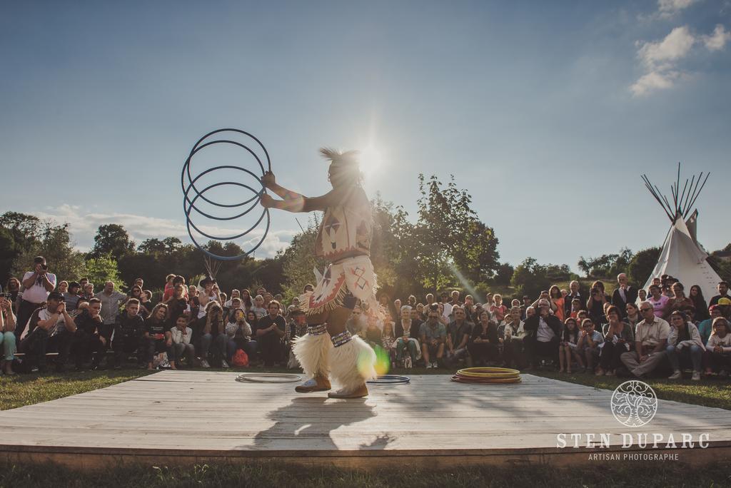 Hotel Les Tipis Du Bonheur De Vivre Brûlon Zewnętrze zdjęcie