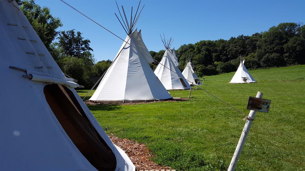 Hotel Les Tipis Du Bonheur De Vivre Brûlon Zewnętrze zdjęcie