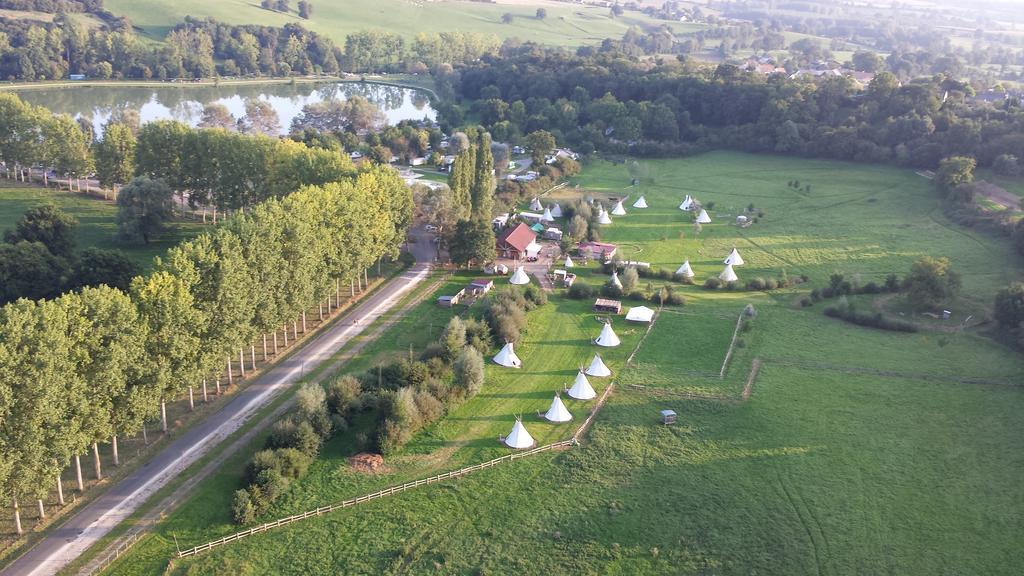 Hotel Les Tipis Du Bonheur De Vivre Brûlon Zewnętrze zdjęcie