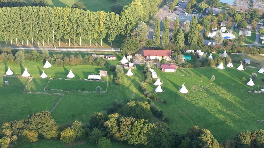 Hotel Les Tipis Du Bonheur De Vivre Brûlon Zewnętrze zdjęcie
