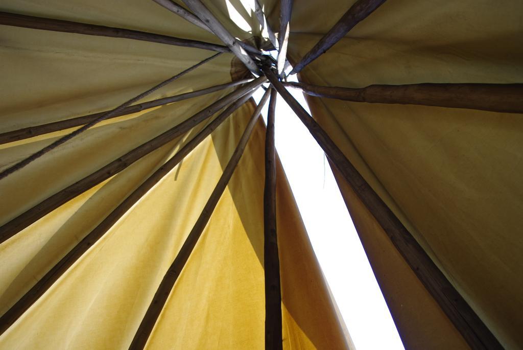 Hotel Les Tipis Du Bonheur De Vivre Brûlon Zewnętrze zdjęcie